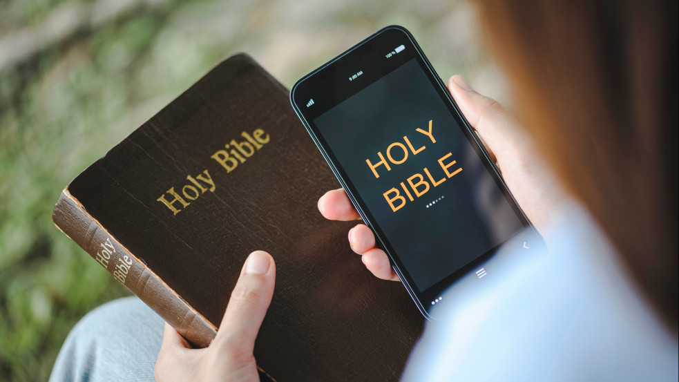 Felmérés: többet olvasunk digitális Bibliát, mint nyomtatottat, de kevésbé értjük
