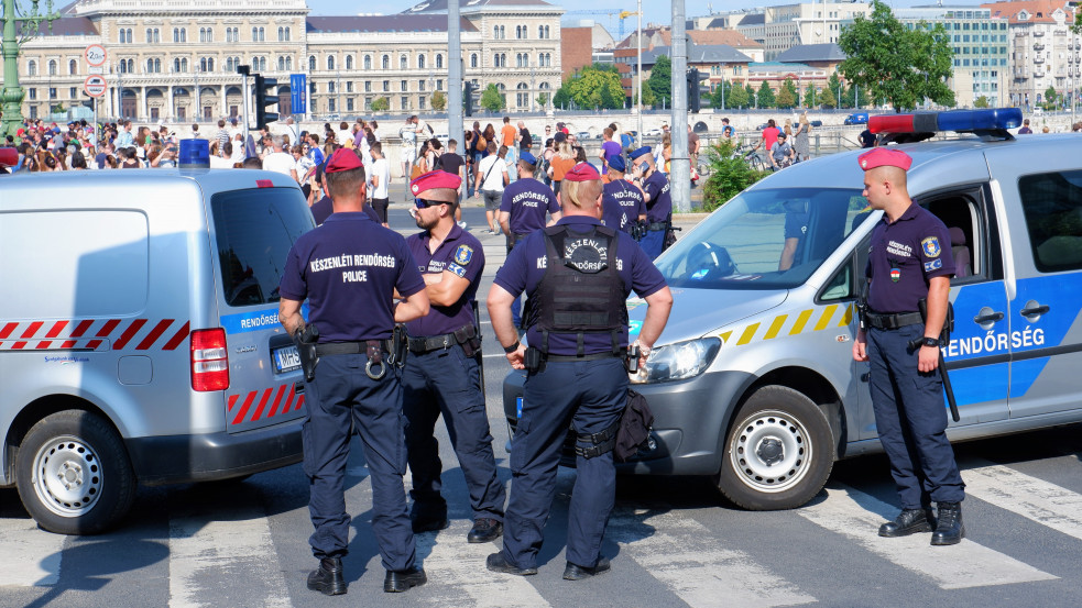 Rendőrökre akart támadni egy férfi augusztus 20-án – kétszáz fős csoportban toborzott 