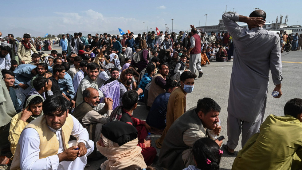 Menekülők tízezrei rekednek Kabulban: a tálibok már csak külföldieket engednek a reptérre