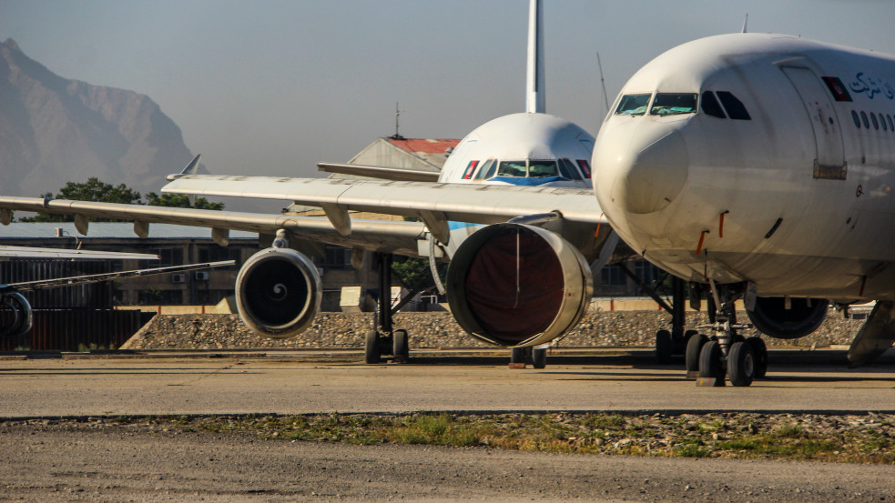 Hat amerikaiakat menekítő gépet még mindig nem engednek felszállni a tálibok Kabulból 