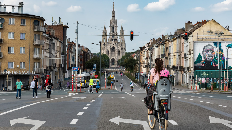 Lebénult fél Belgium: A megélhetési nehézségek miatt brutális sztrájk indult az országban