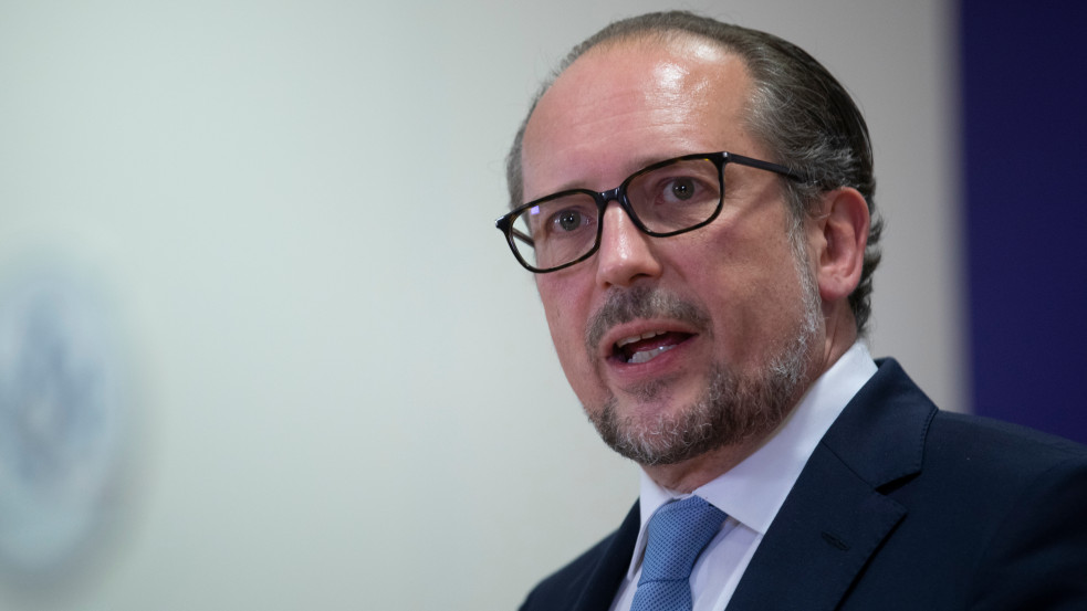 Osztrák lemondási hullám: Kurz után a kancellár és a pénzügyminiszter is távozik