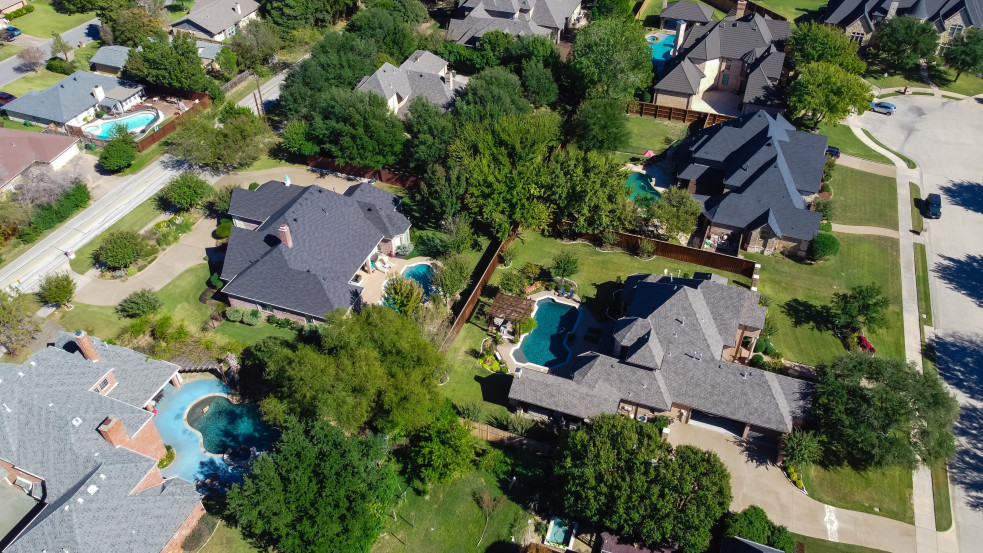 Mesterséges intelligencia segítségével 20 ezer eltitkolt úszómedencét leplezett le a francia adóhatóság 