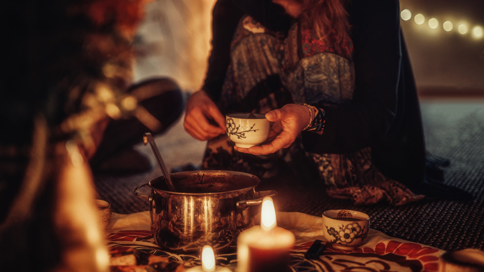 Spirituális szeánsz a siklósi erdőben: egy magyar celebre törött csontokkal, ruha nélkül találtak rá