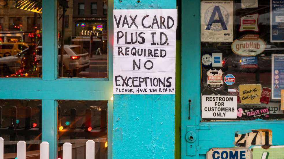 Felmérés: különadót vetne ki az oltatlanokra a beoltott amerikaiak kétharmada