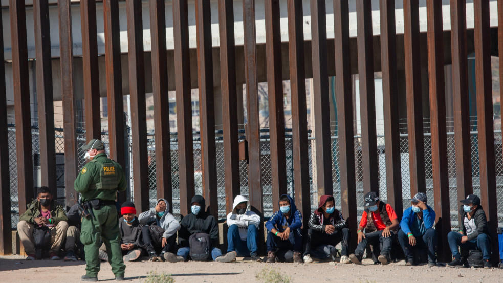 Akkora a baj, hogy Texas kormányzója inváziós helyzetet hirdetett