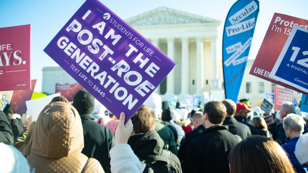 Hivatalos: az amerikai Legfelsőbb Bíróság az abortusz korlátozások jóváhagyását tervezi
