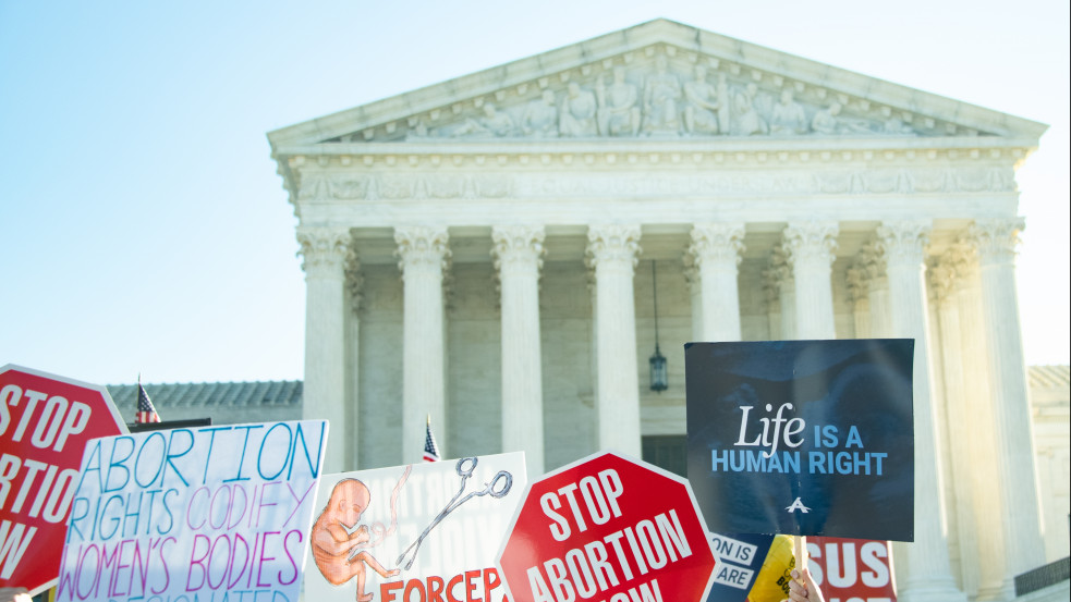Rendkívüli: hamarosan megszüntetheti az abortusz alkotmányos védelmét az amerikai Legfelsőbb Bíróság