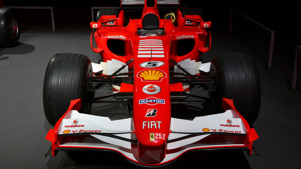 Elképesztő: valaki egy F1-es Ferrarira hajazó versenyautóval száguldozott az autópályán