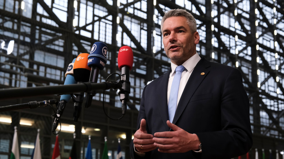 „Kockázatos missziót vállal” – Putyinhoz utazik az osztrák kancellár