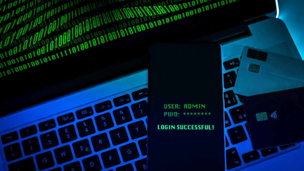 Kártyaadatok milliói kerültek csalók kezébe, figyeljen, ha ilyen sms-t kap