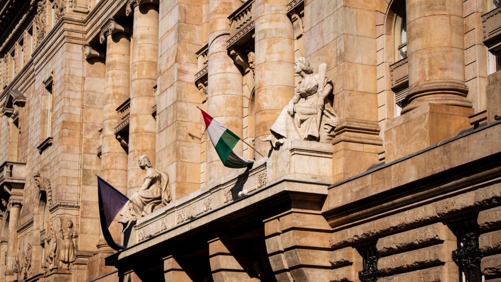 MNB: Komoly veszélyekkel bíró évtizedben van Magyarország