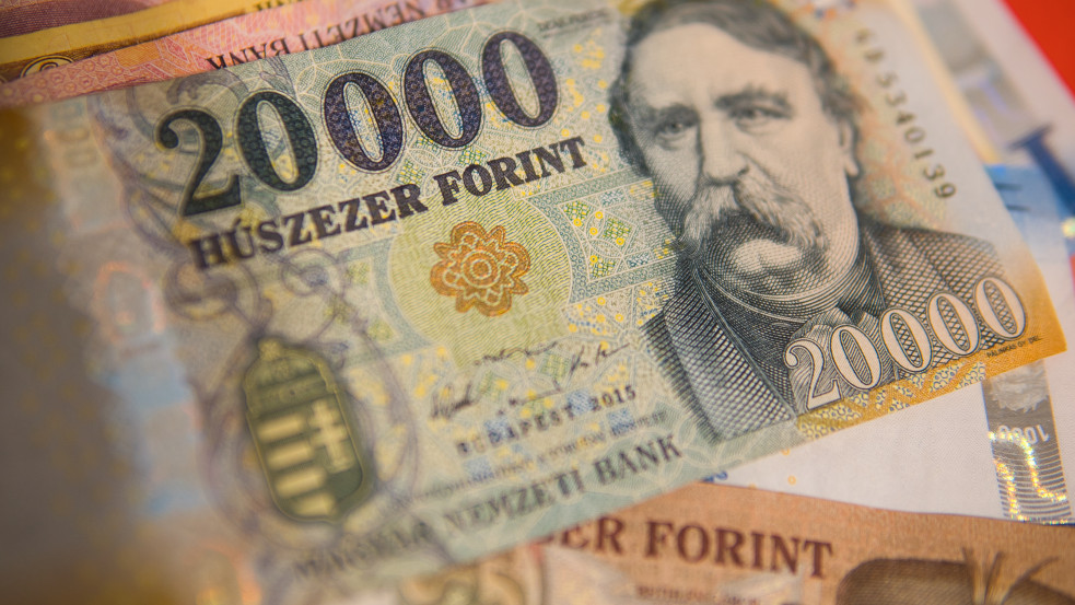 Erősödött a forint, tovább esik az olaj ára - meglepő okok a háttérben