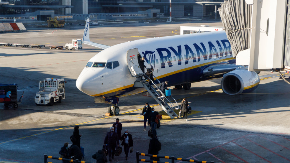 A Ryanair az utasokkal fizetteti ki az extraprofit-adót, keményen reagált a kormány