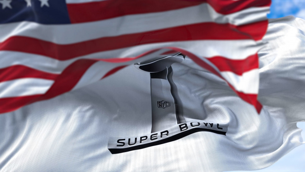 Tömött lelátókkal, elképesztő jegyárakkal és veterán rapperekkel jön az idei Super Bowl