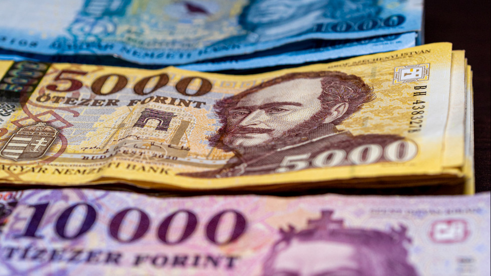 Nagyot erősödött a forint szerda reggelre