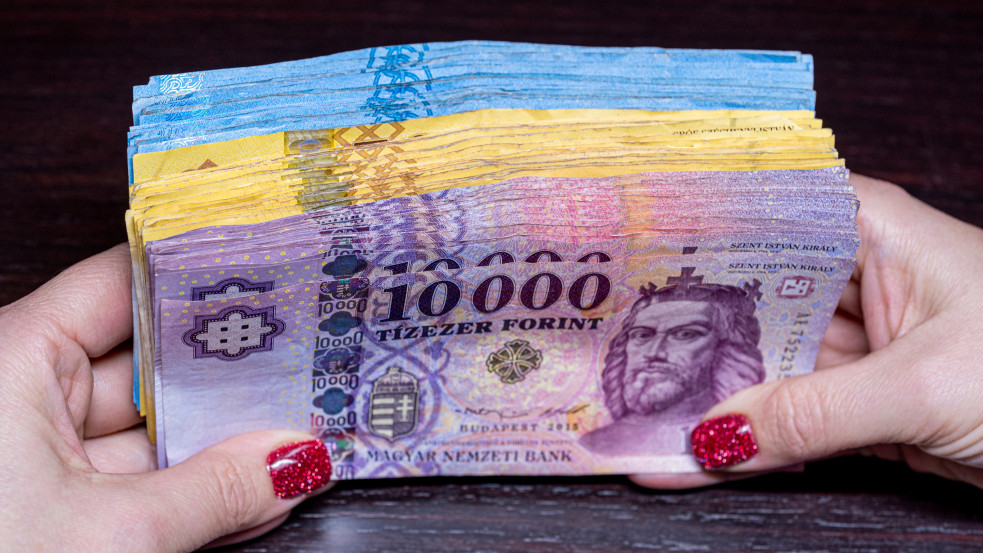 Brutálisan bezuhant a forint – itt az újabb történelmi mélypont