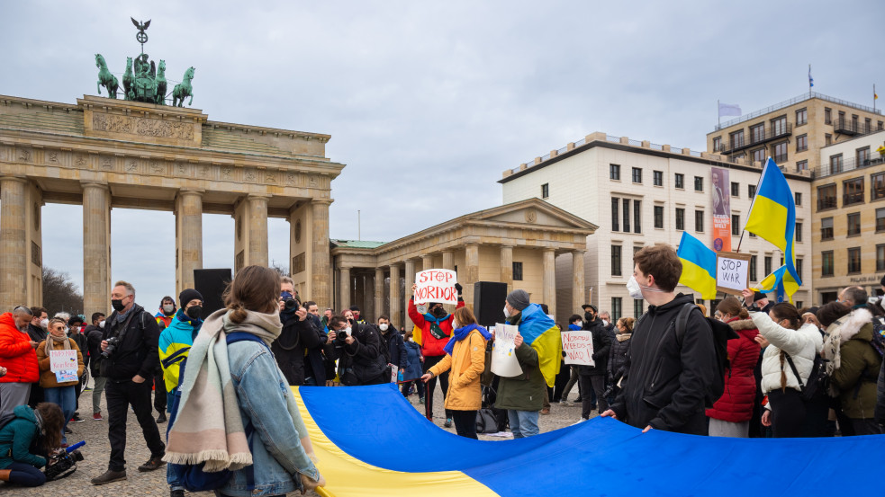 Százezres tömeg tüntetett a békéért Berlinben - videó