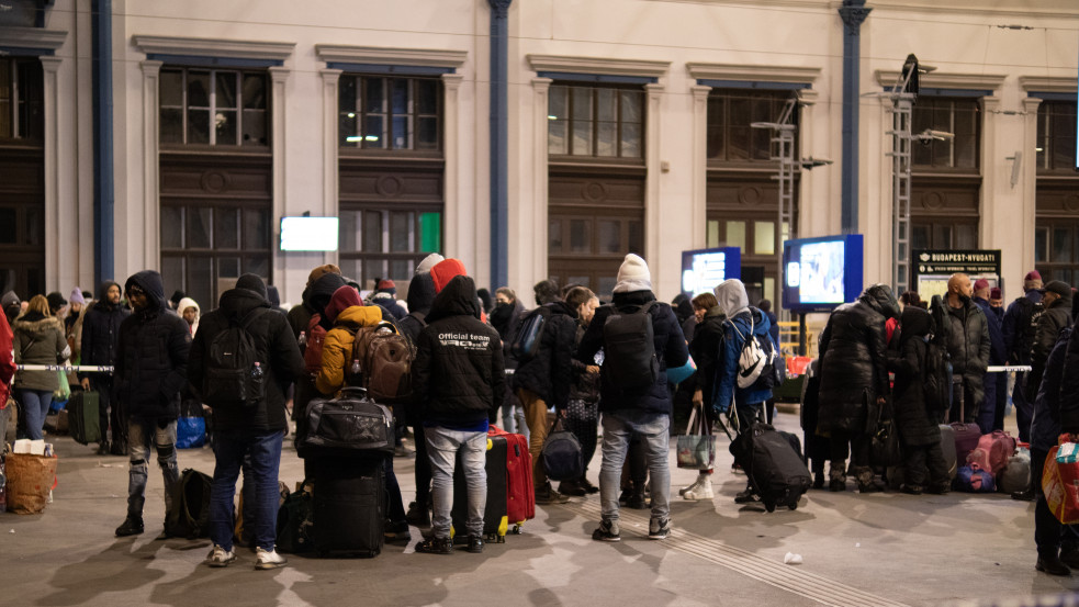 Mintegy 4000 menekültet fogadtak pénteken a fővárosi pályaudvarokon 