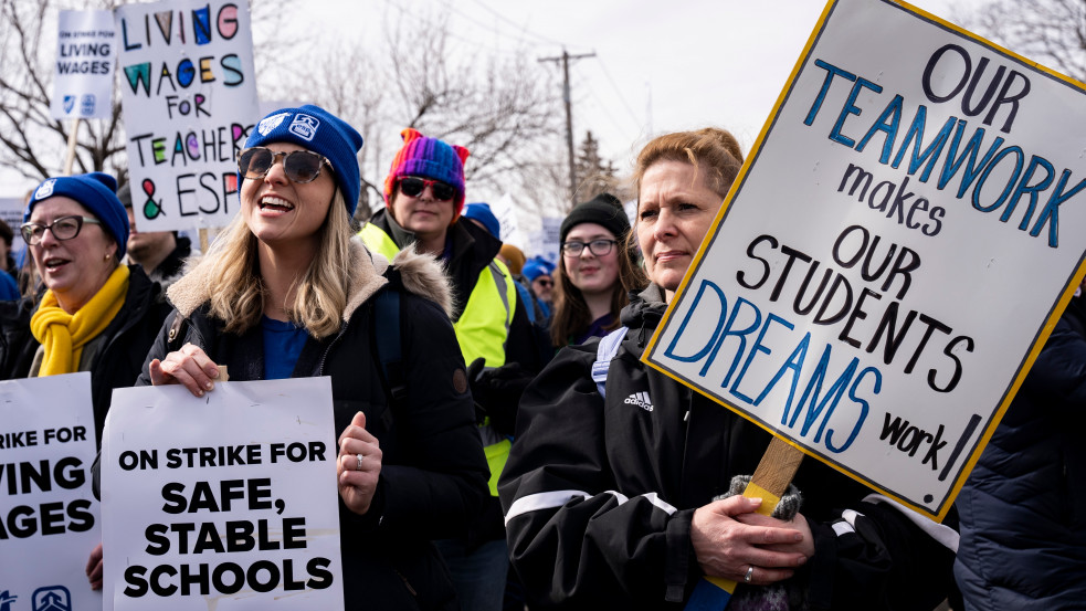 Megállapodtak: a fehér tanárokat küldhetik el elsőként, ha leépítésre kerül sor