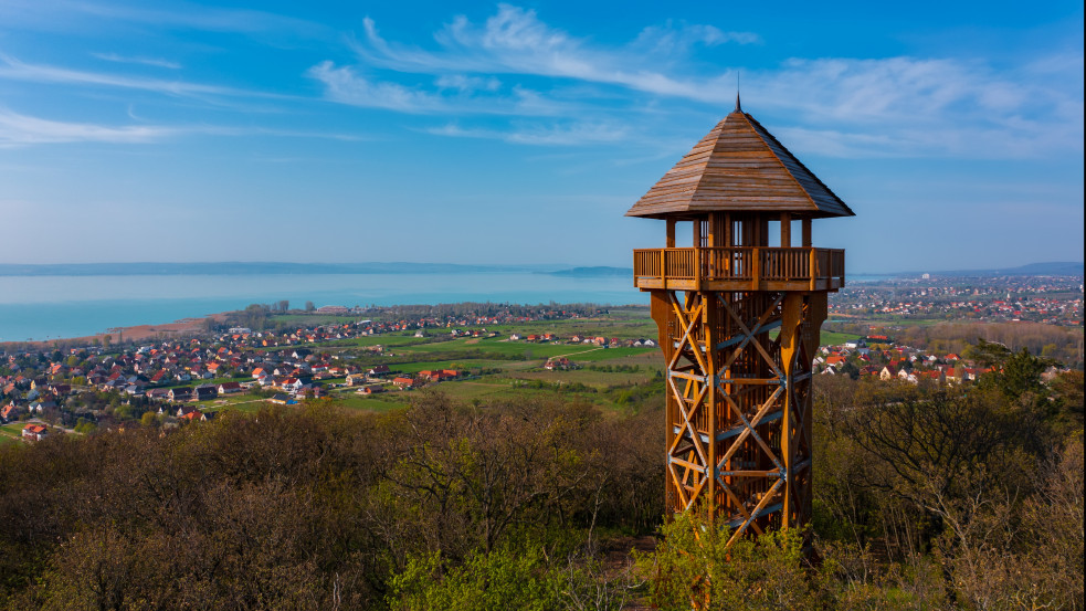 Mindenki a Balatonra vágyik: Alsóörsön már 1,3 millió forintnál is többe kerül egy négyzetméter