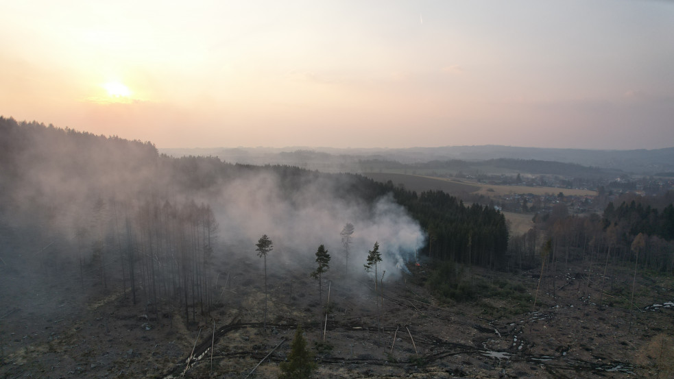 Gyerekeket menekítenek Németországba a csehországi erdőtüzek elől 