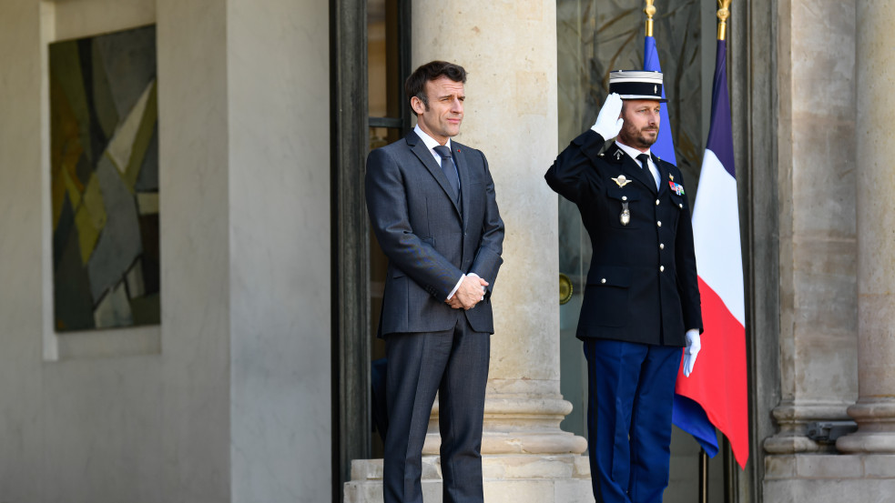 „Tartós köztársasági rendet akarunk” - Macron irodájában fogadta a zavargásokkal érintett 241 település polgármesterét