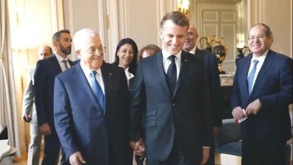 „Béke fejedelmének” nevezte Macron Mahmúd Abbászt, Netanjahu kiakadt