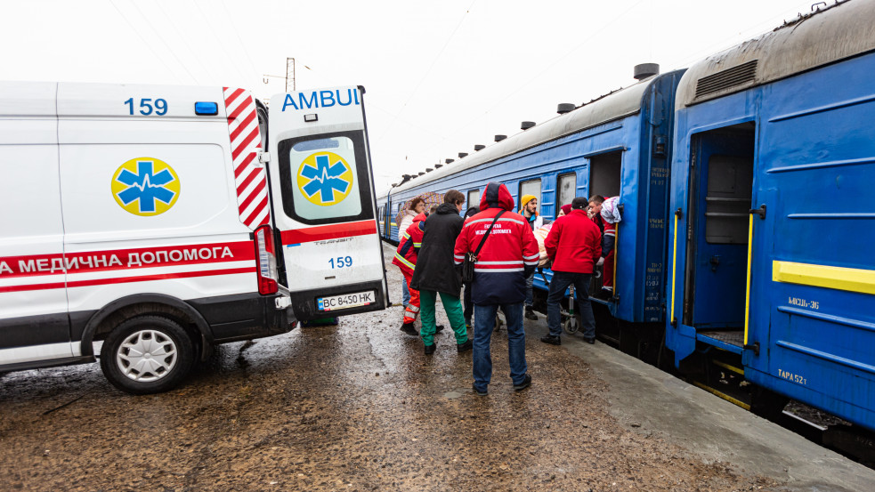 Rakétatámadás ért egy vasútállomást Kelet-Ukrajnában, több ezren lehettek a helyszínen 