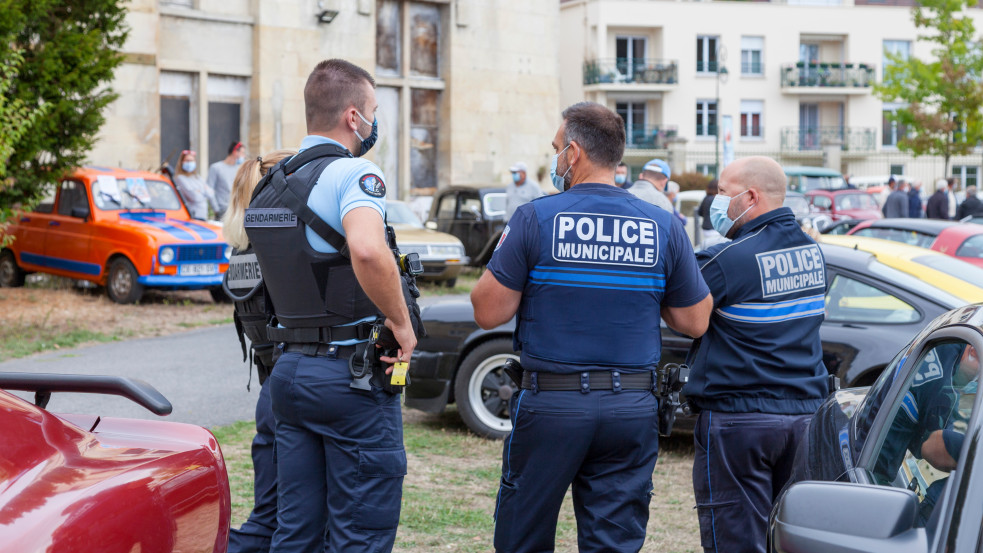 Megkéseltek egy papot Nizzában, Párizsban rendőrök lőttek le két embert