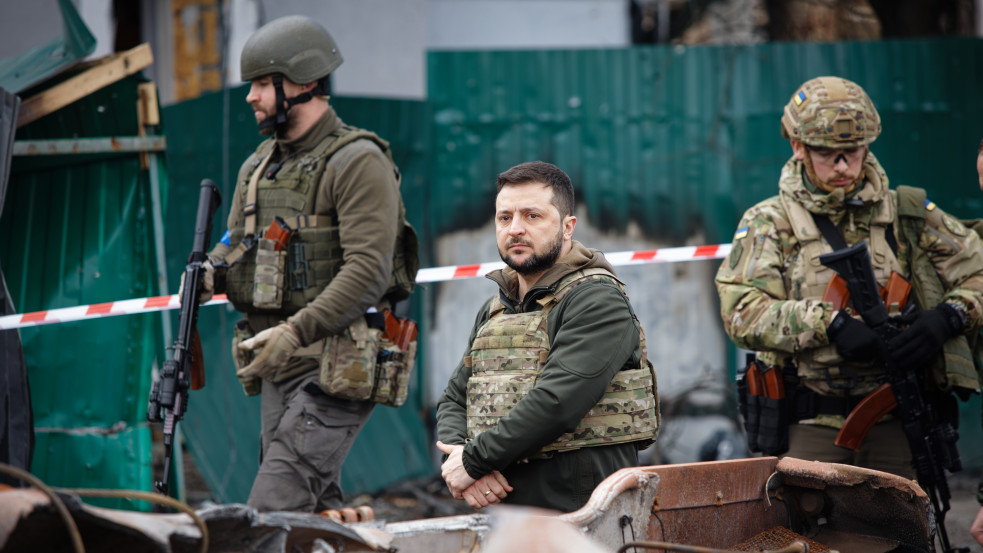 Zelenszkij tudta, hogy támadni fognak az oroszok, de nem szólt a lakosságnak, hogy ne meneküljenek el