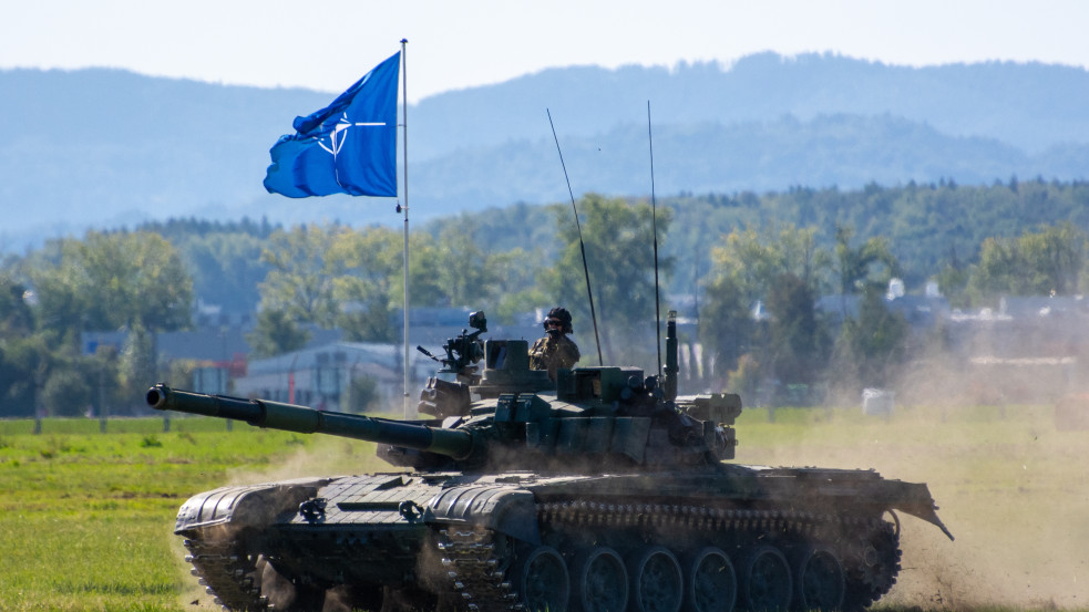 Newsweek: A NATO helyett jöhet az európai hadsereg?