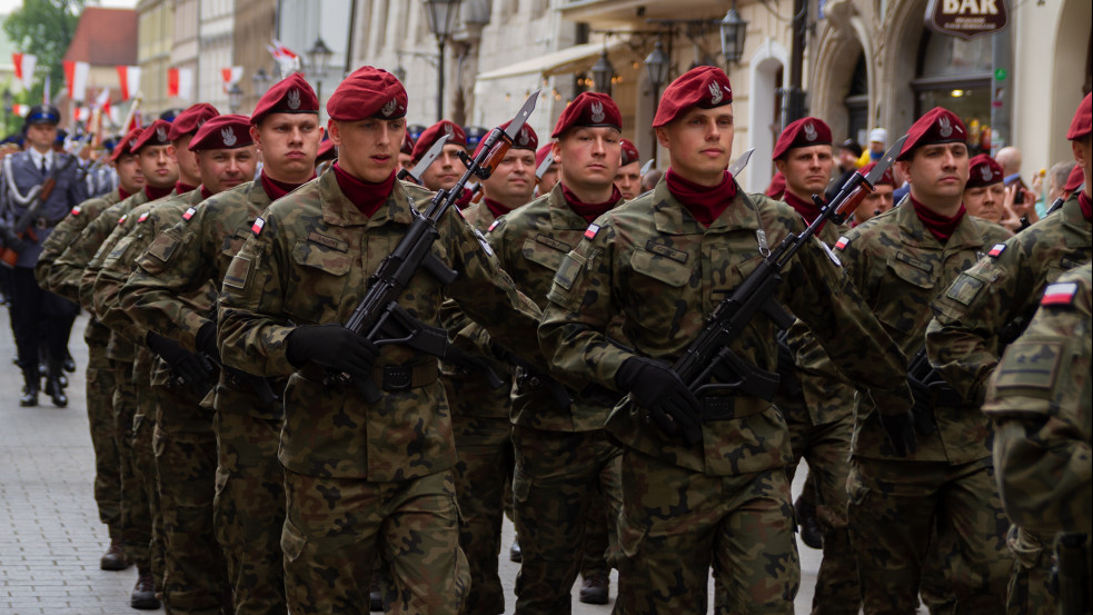 Európa újra fegyverkezik: sorkötelezettség, erős hadseregek jöhetnek