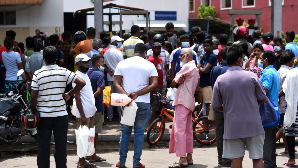 Srí Lankán akkora benzinhiány van, hogy bezárták az iskolákat