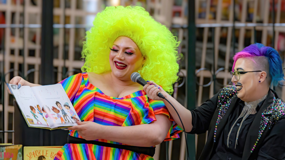 Míg Texasban betiltanák, Kaliforniában a tantervbe emelnék a gyerekeket célzó drag show-kat
