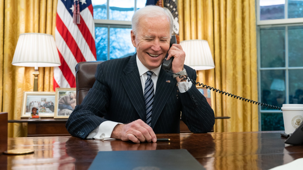 Biden aláírta a gazdasági törvénycsomagot, a republikánusok szerint nőni fog az adóvizsgálatok száma