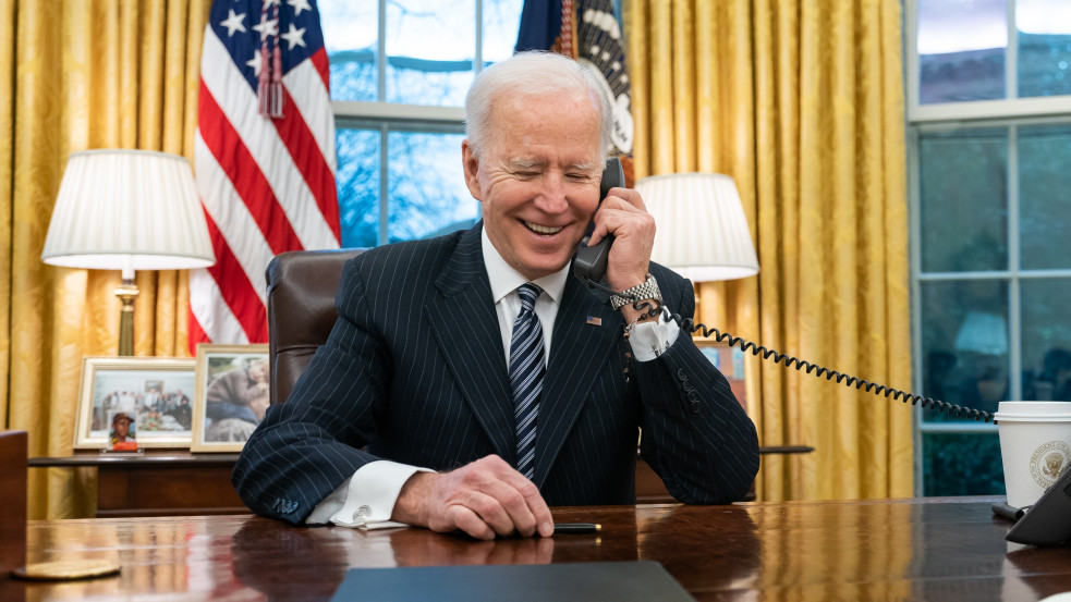 Elfordultak a fiatalok Bidentől, jelen állás szerint még Trump is megverné