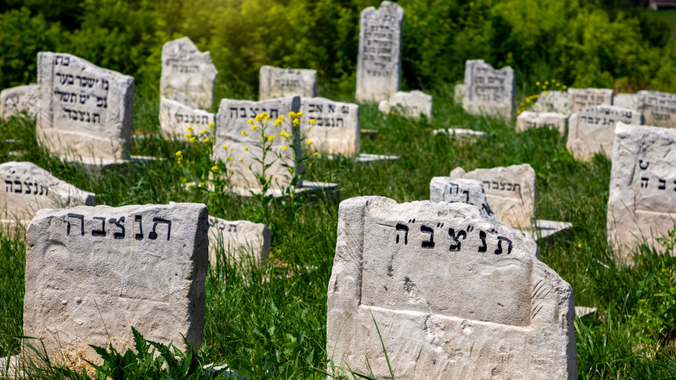 Nem találták a kincsesládát, így rombolni kezdett a budakeszi zsidó temetőben két 13 éves fiú