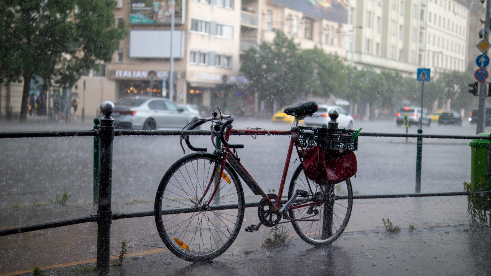 Kiadták a figyelmeztetést: zivatar, jégeső és erős szél várható ezekben a megyékben 