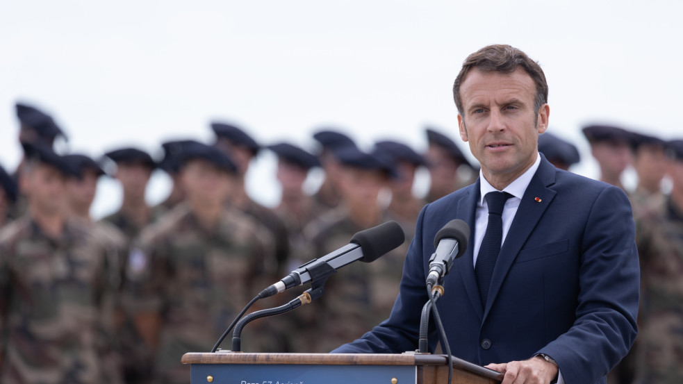 Megkezdték a 18 és 25 év közöttiek toborzását Macronék