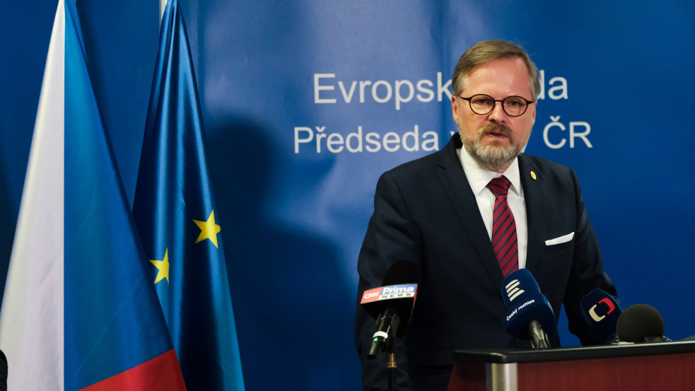 V4: a cseh miniszterelnök nem repes az örömtől, hogy Orbán Viktorral találkozhat