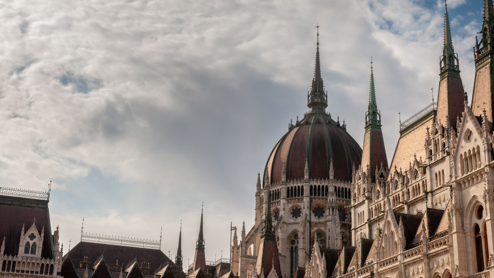 Rendkívüli ülés: még a hatályba lépés előtt eltörölnék a katatörvényt 