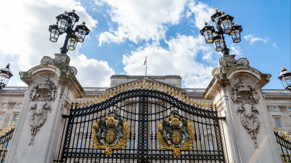 Virághegyek borítják a Buckingham-palota környékét, nemzeti gyász kezdődött az Egyesült Királyságban 