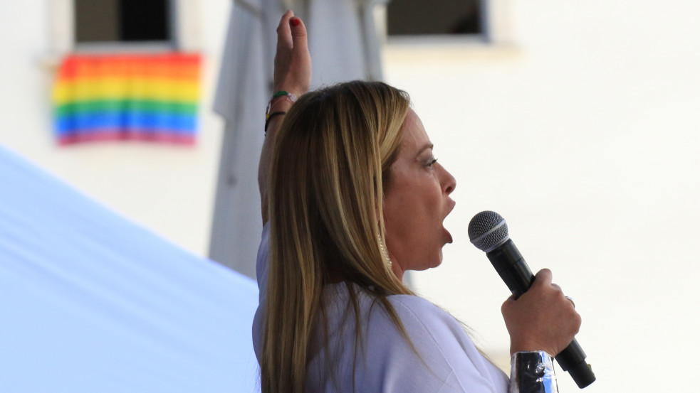 „Békét nem lehet teremteni szivárványszínű zászlók lobogtatásával” - mondta az olasz miniszterelnök