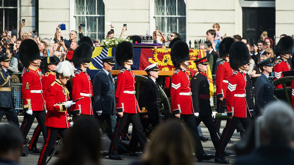 Több mint négykilométeres sor alakult ki II. Erzsébet ravatala előtt