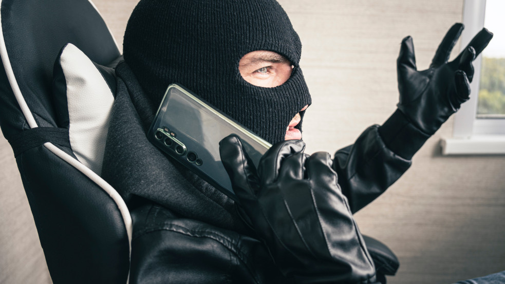 Bajor nyugdíjas állított csapdát egy telefonos csalónak