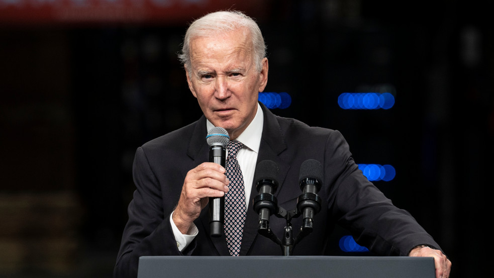 Biden szerint „kegyetlen” dolog megtiltani, hogy a kiskorúak nemváltó műtéteken essenek át