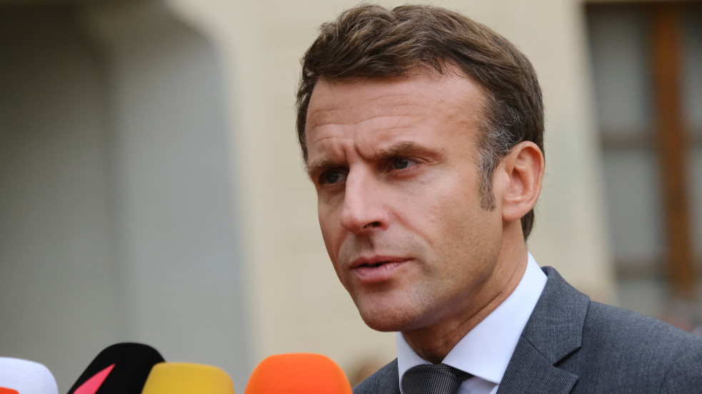 „Mellettük akart lenni” – Macron felkereste a párizsi zavargásokat megfékező rendőröket és egy kéréssel fordult hozzájuk