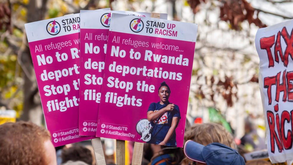 Rendkívüli döntés: tömegével toloncolják Ruandába az illegális bevándorlókat Nagy-Britanniából