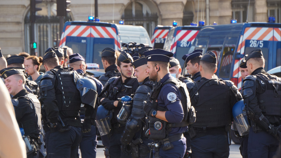4 ezer rendőr fogja biztosítani a Franciaország-Izrael focimeccset, Izrael figyelmeztetést adott ki